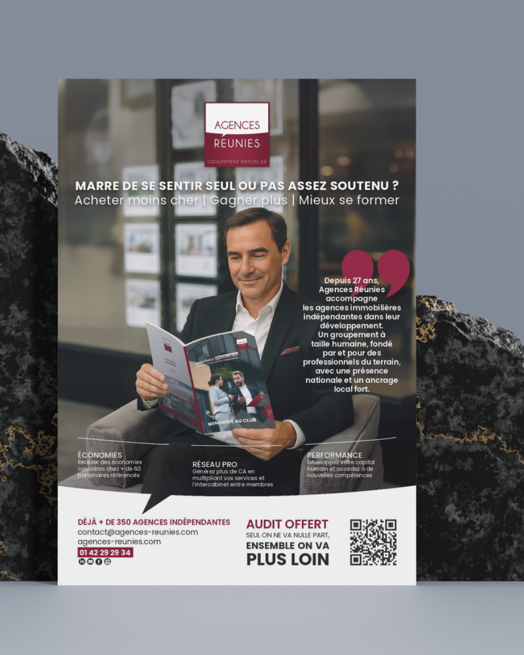 Bienvenue chez agences réunies - groupement immobilier Un homme lisant un guide des services pour réaliser des économies sur ses solutions immobilières