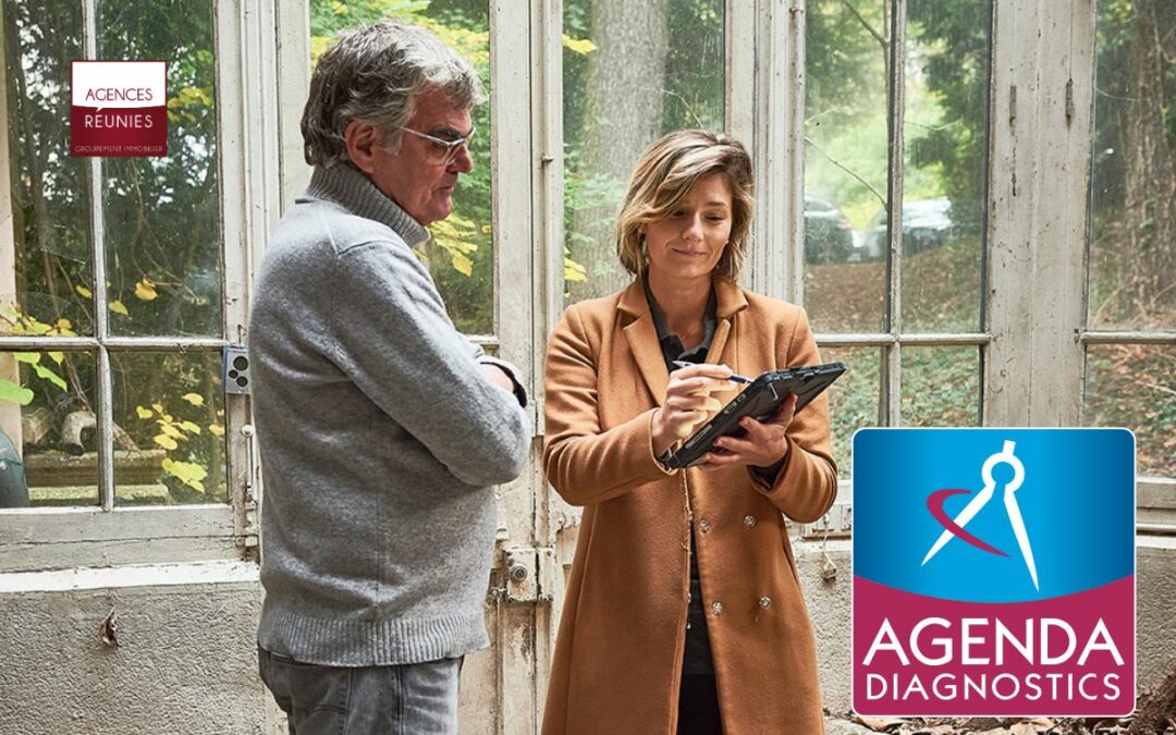 Femme diagnostiqueur immobilier présentant un rapport de diagnostic à une agence indépendante